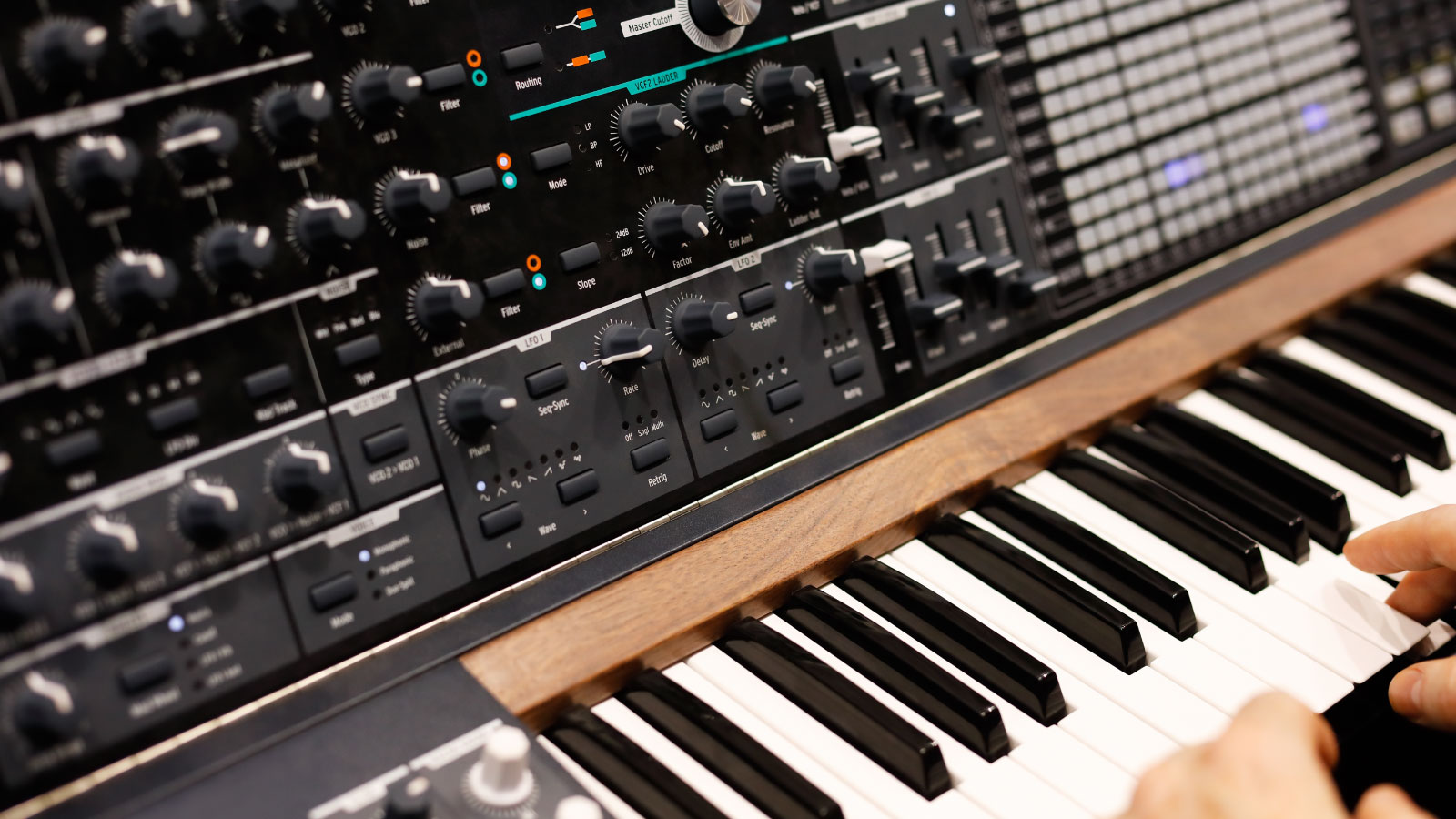 Analog electronic synthesizer
